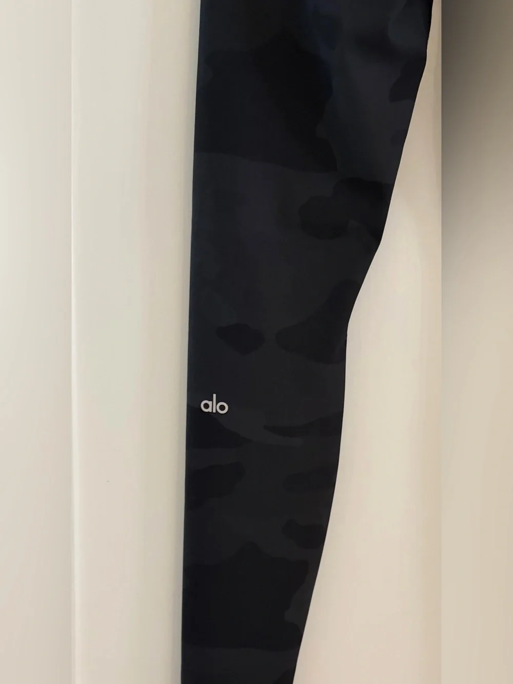 ALO Yoga High Waist Vapor Leggings in Black Camo | Size Small
